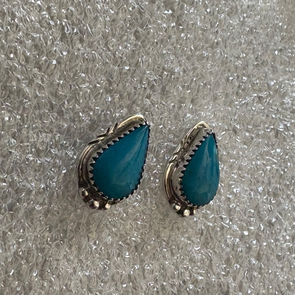 Exquisite Teardrop Kingman Turquoise Sterling Silver Stud Earrings - Picture 4 of 10